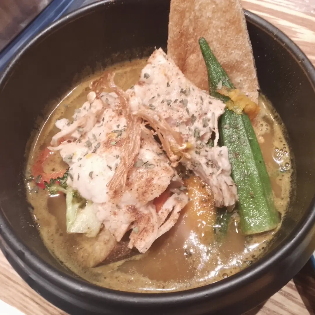 🍛✨ とろける旨さ!豚角煮スープカレー ✨🍛 🥩 お肉好きにはたまらない贅沢な一杯! じっくり煮込んだ豚角煮の旨みと、香り豊かなスパイスが絶妙にマッチ!�