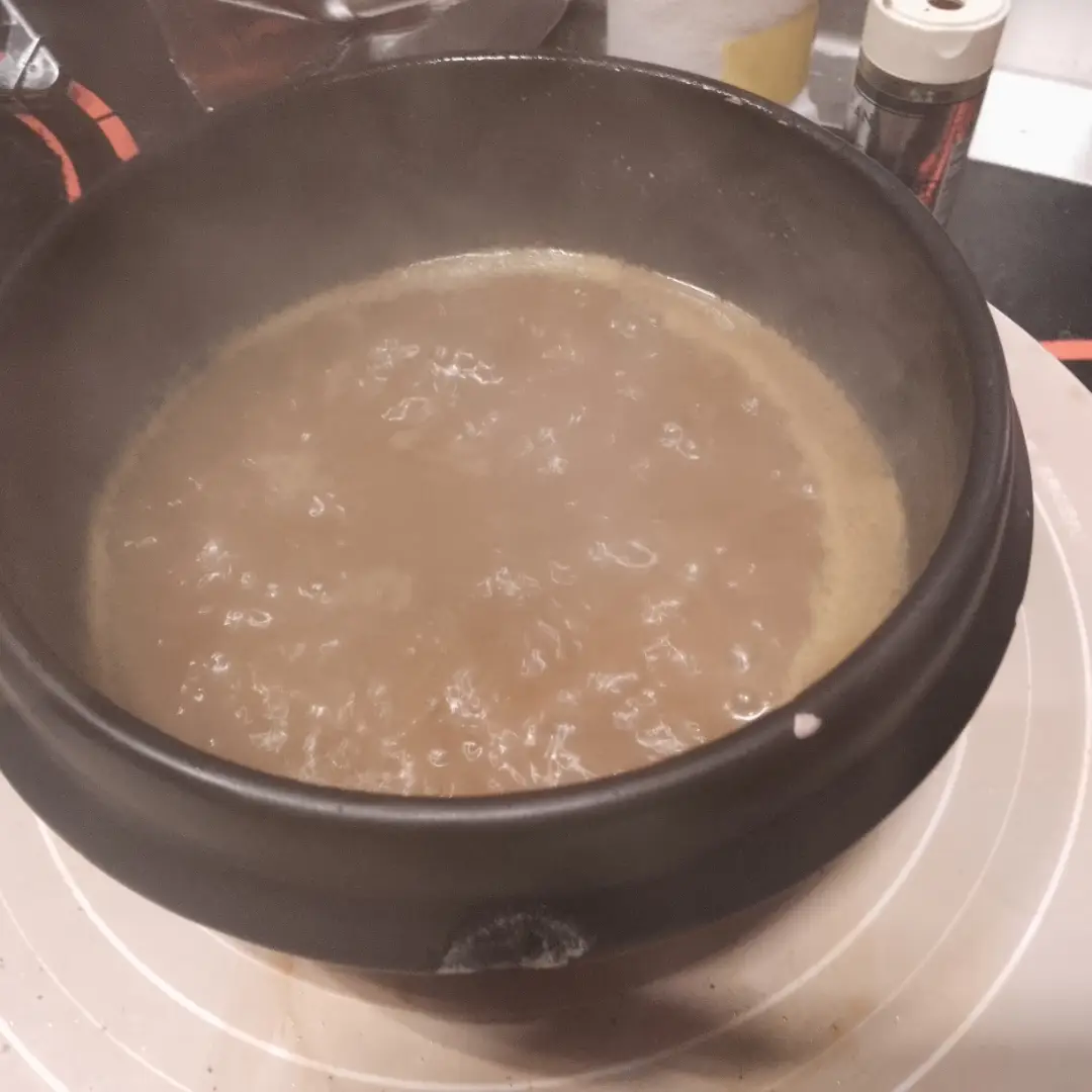 🍛✨ グツグツ、熱々!至福のスープカレー ✨🍛 土鍋の中でグツグツと煮立つ、こだわりのスープカレー🔥 立ち上る湯気とスパイスの香りが食欲をそそります🤤